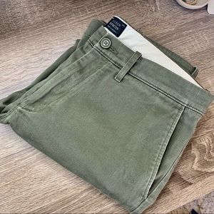 J. Crew mens stretch chinos in green. 484 slim fit  in size 30x30
#jcrew #chinos